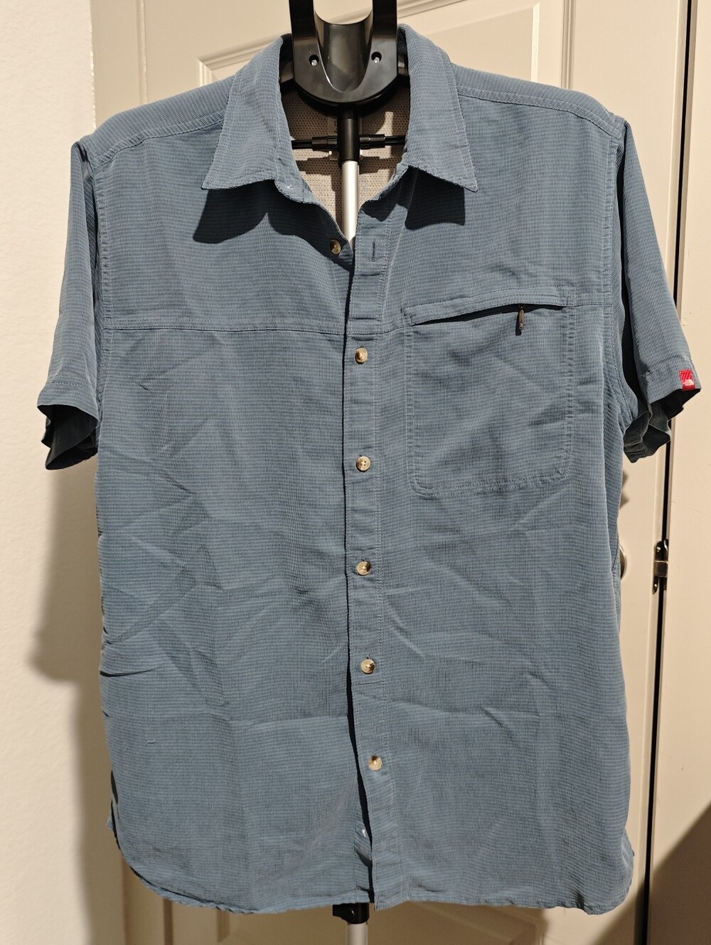 The North Face Men's Short-Sleeve Button-Down Hiking Shirt in Dusty Blue Size L